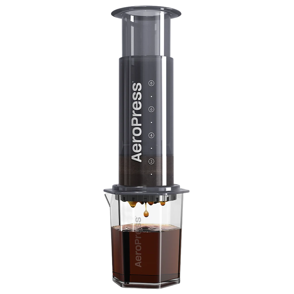 AeroPress XL Brühvorgang – Kaffee wird in Tritan-Karaffe extrahiert, 550ml Kapazität für 2-4 Tassen