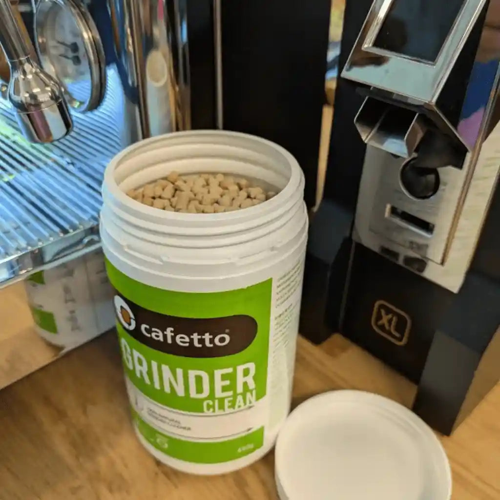 Cafetto Grinder Clean neben Mühle in der Küche 
