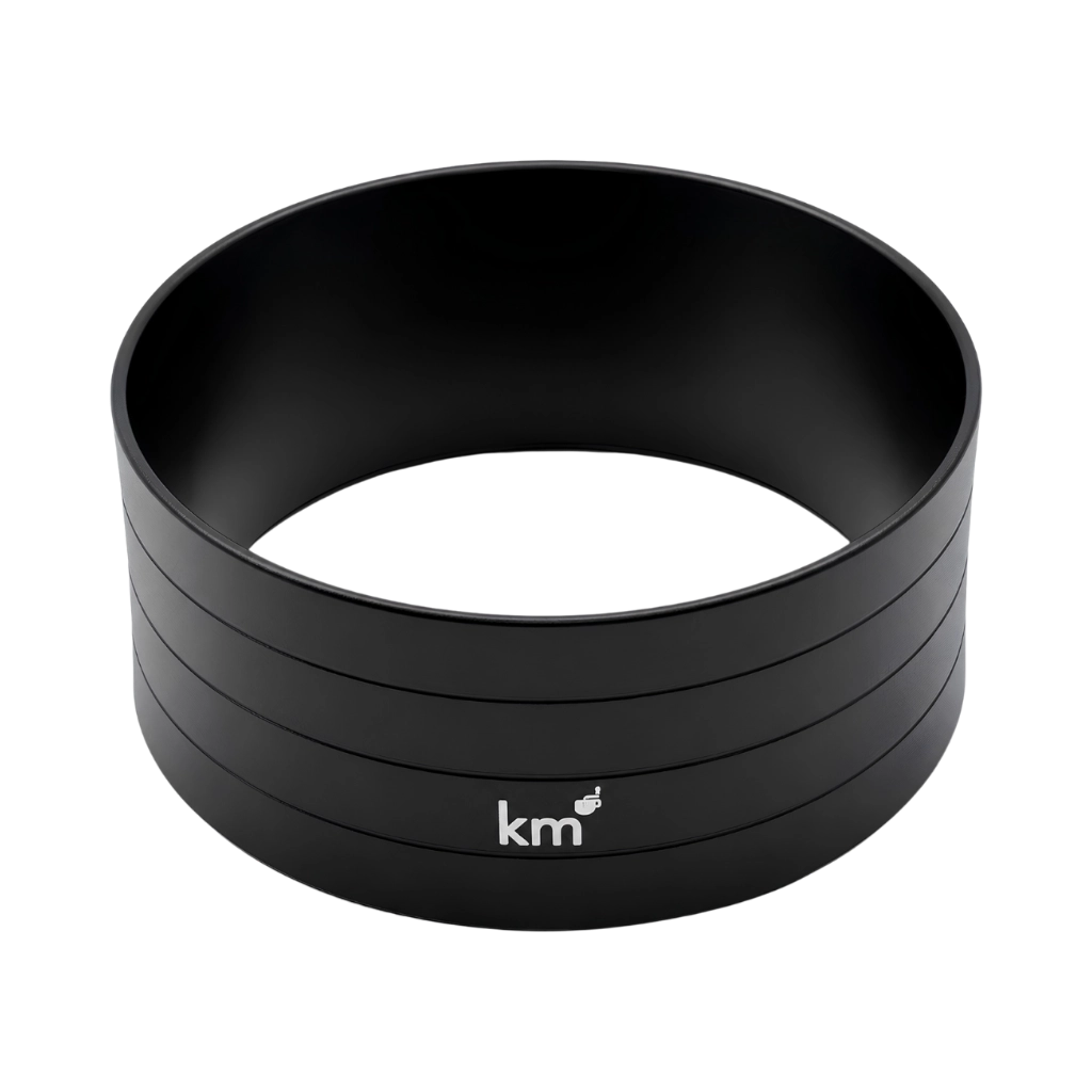 Kaffeemacher Dosierring 51 mm in Schwarz mit geriffelter Außenfläche und KM-Logo als freigestellte Produktansicht