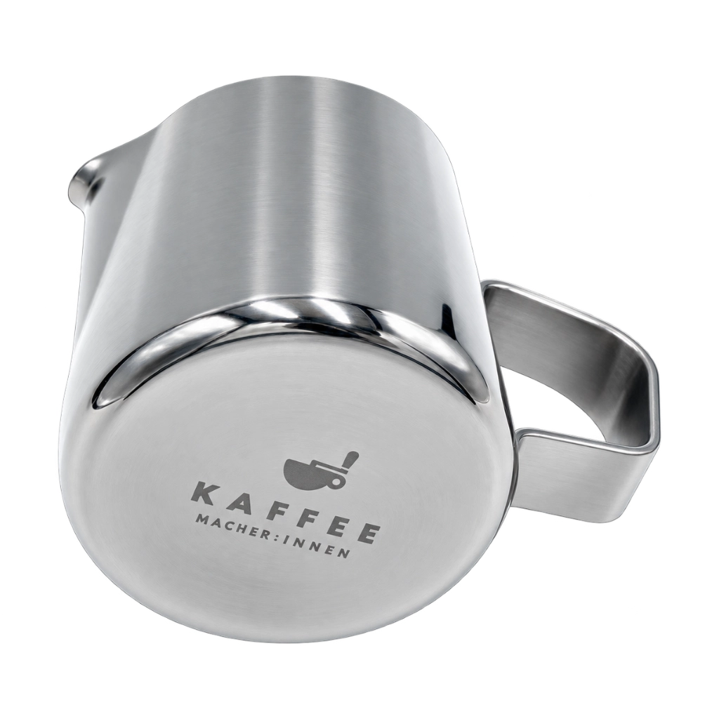 Kaffeemacher Latte-Macchiato-Kännchen 90 ml aus Edelstahl in Unteransicht mit eingraviertem Kaffeemacher-Logo auf dem Boden