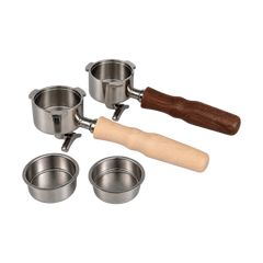 Kaffeemacher Siebträger für DeLonghi Dedica mit 2er-Auslauf in zwei Varianten mit hellem und dunklem Holzgriff, dargestellt mit zwei Edelstahl-Siebeinsätzen.