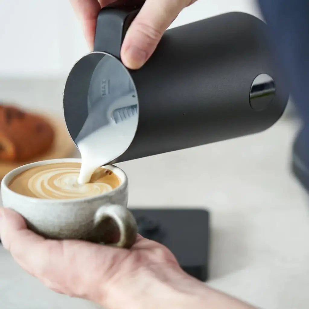 Mikroschaum aus  NanoFoamer PRO GEN-2 wird in Tasse hinzugefügt